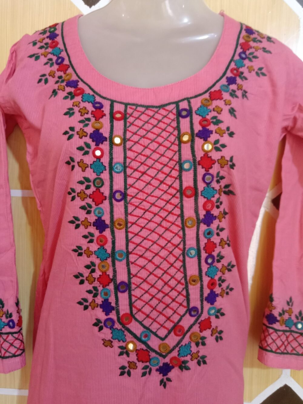 Sindhi Chikankari Kurta With Mirror Work: 7 Characteristics That You Should Know - Image 3
