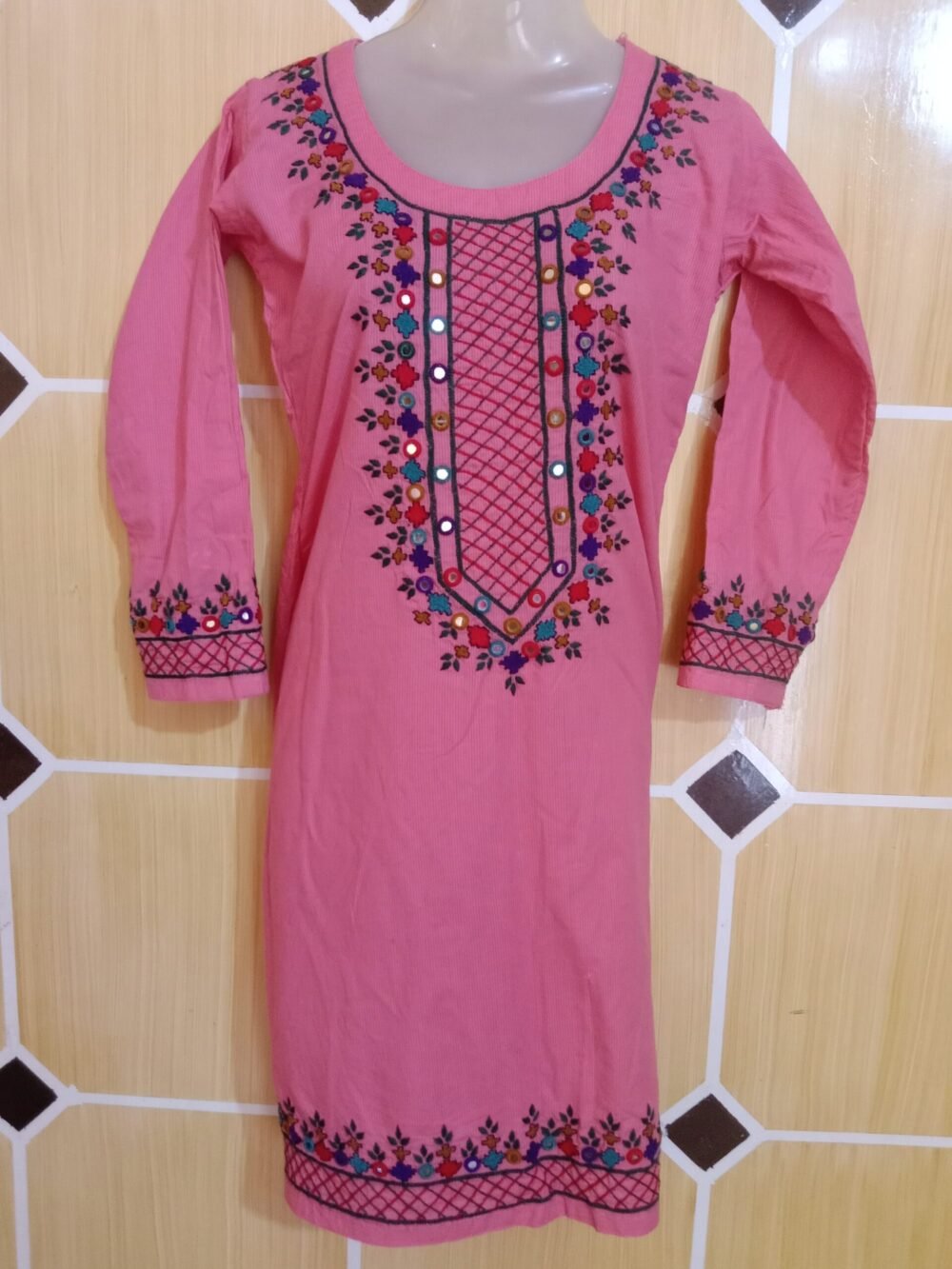 Sindhi Chikankari Kurta With Mirror Work: 7 Characteristics That You Should Know